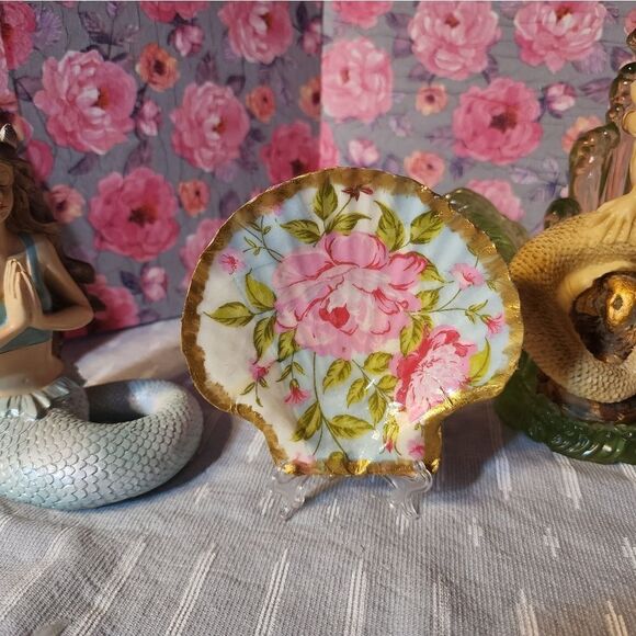 DECOUPAGE PINK FLOWERS ON A SCALLOPED SHELL - Picture 1 of 3